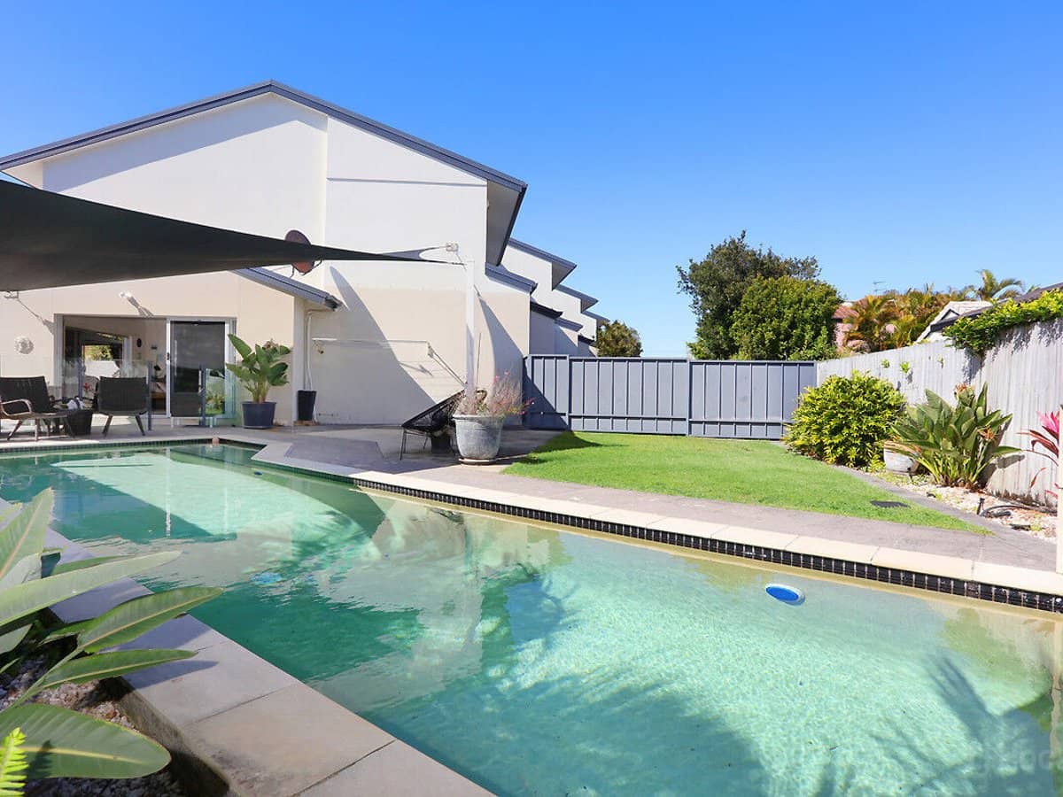 35 Runaway Bay Avenue, RUNAWAY BAY - Thumbnail 3