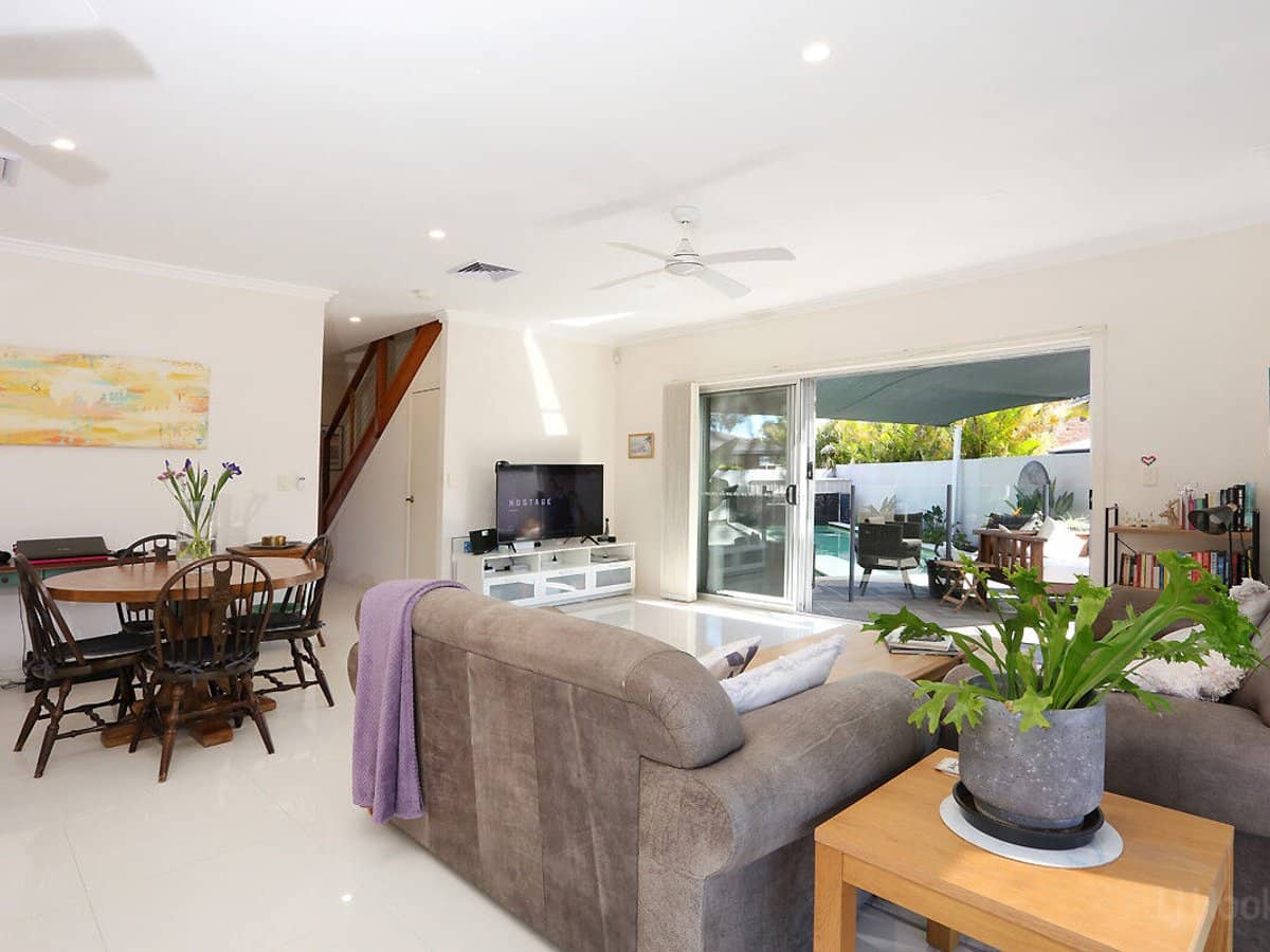 35 Runaway Bay Avenue, RUNAWAY BAY - Thumbnail 7