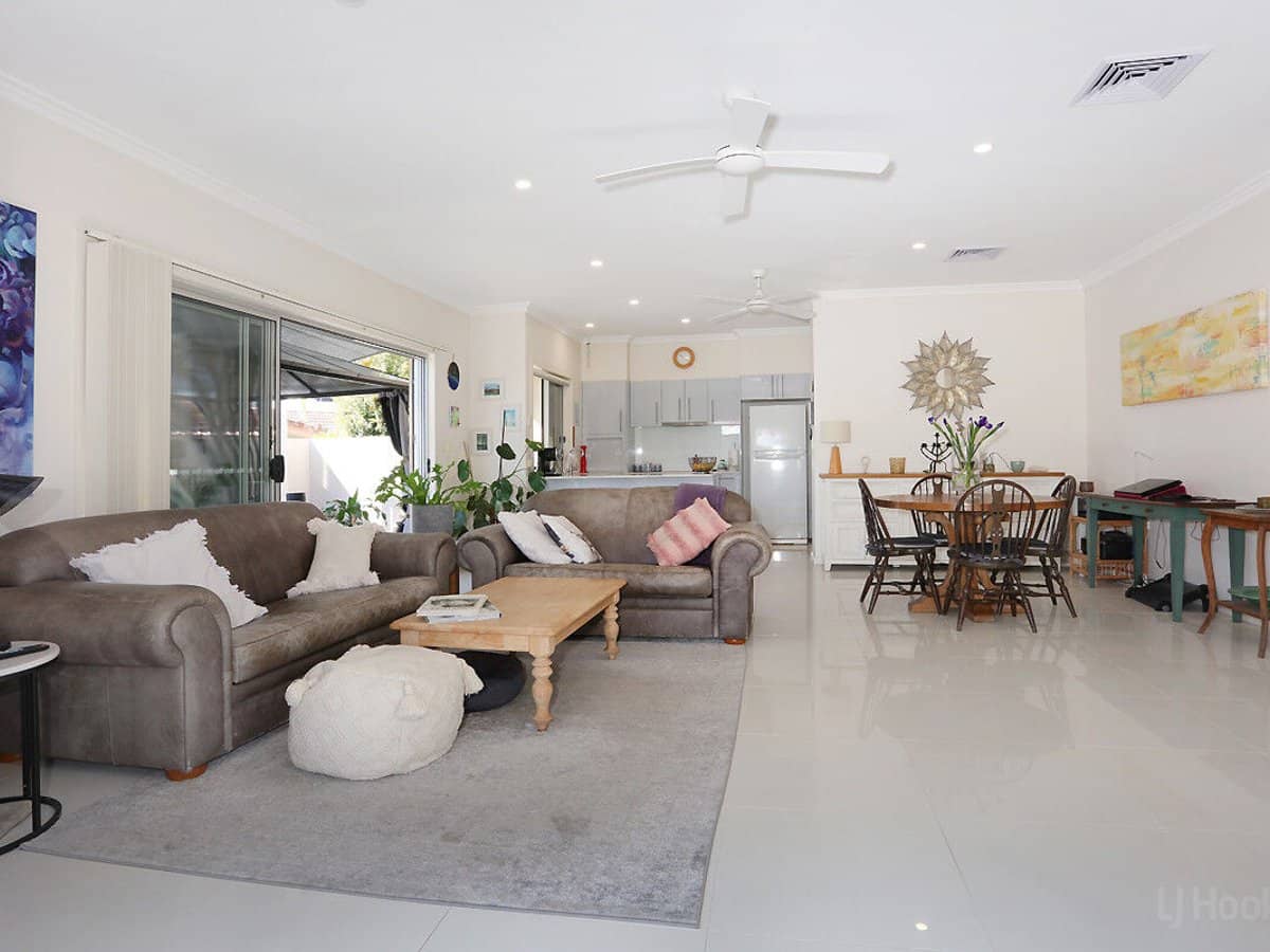 35 Runaway Bay Avenue, RUNAWAY BAY - Thumbnail 8