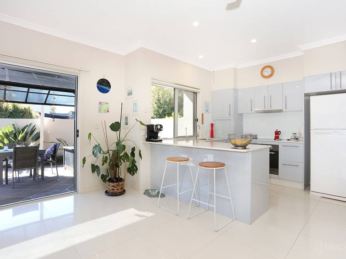 35 Runaway Bay Avenue, RUNAWAY BAY - Thumbnail 9