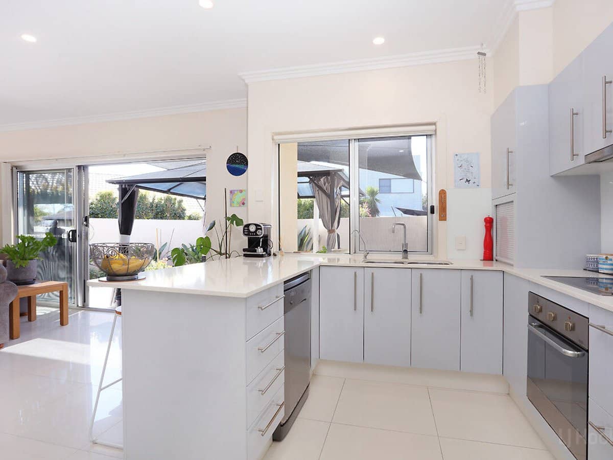 35 Runaway Bay Avenue, RUNAWAY BAY - Thumbnail 11