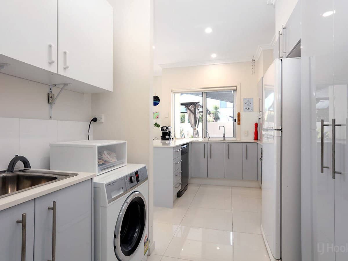 35 Runaway Bay Avenue, RUNAWAY BAY - Thumbnail 14