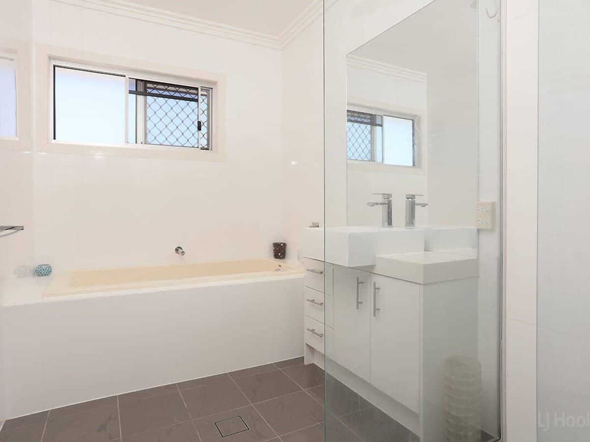 35 Runaway Bay Avenue, RUNAWAY BAY - Thumbnail 18