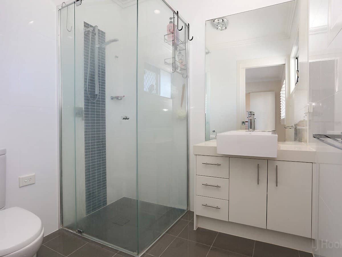 35 Runaway Bay Avenue, RUNAWAY BAY - Thumbnail 20