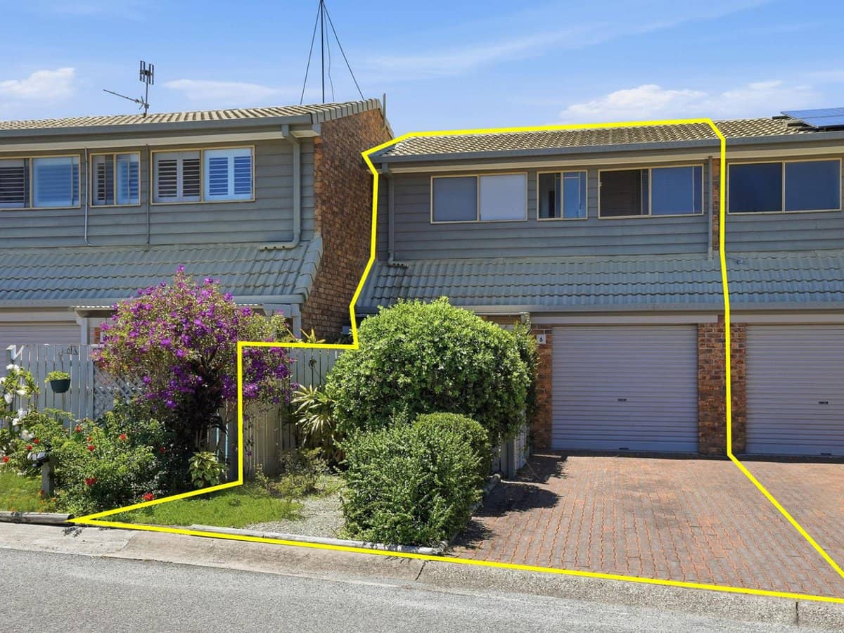 18 Bienvenue Drive, CURRUMBIN WATERS - Thumbnail 2