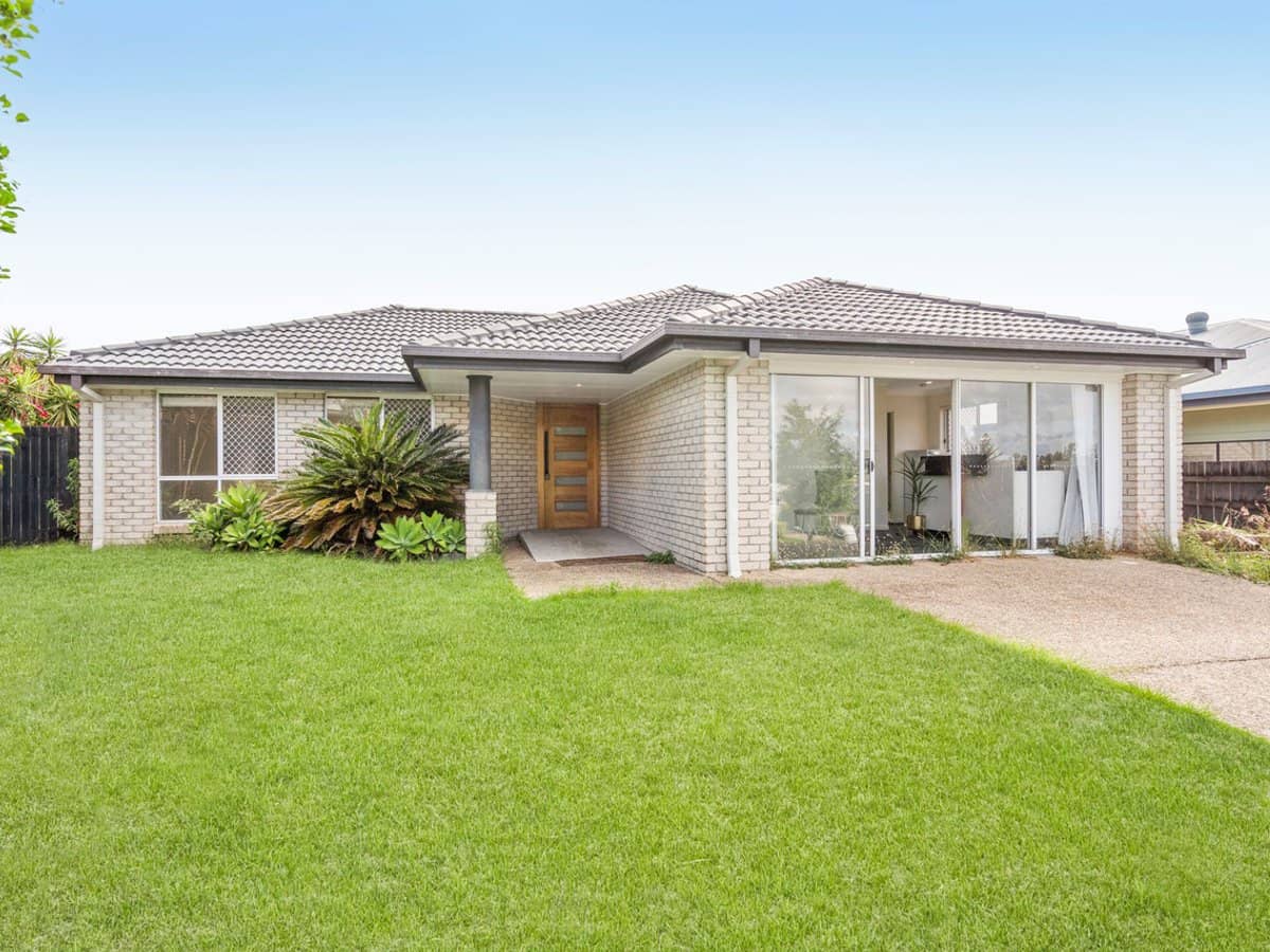 17 Lancelot Crescent, ORMEAU - Thumbnail 1