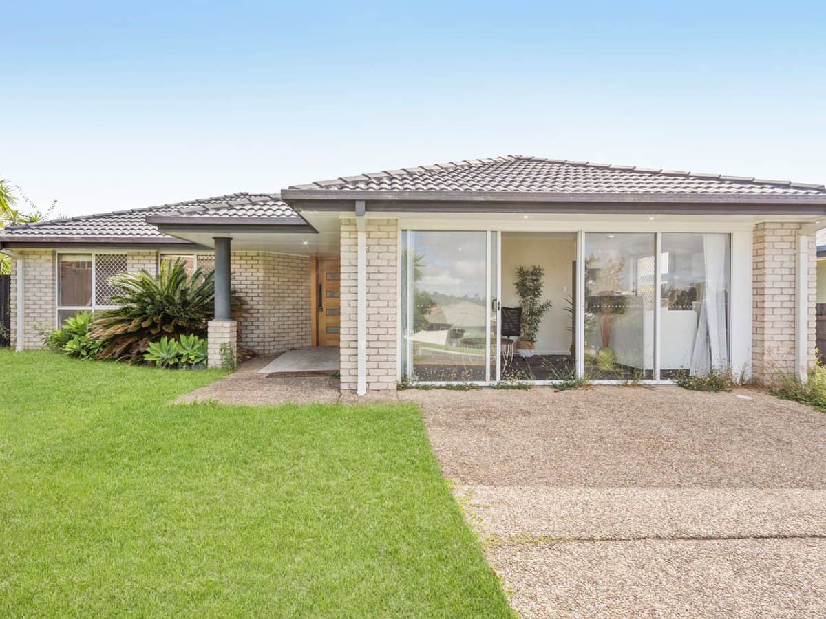 17 Lancelot Crescent, ORMEAU - Thumbnail 2