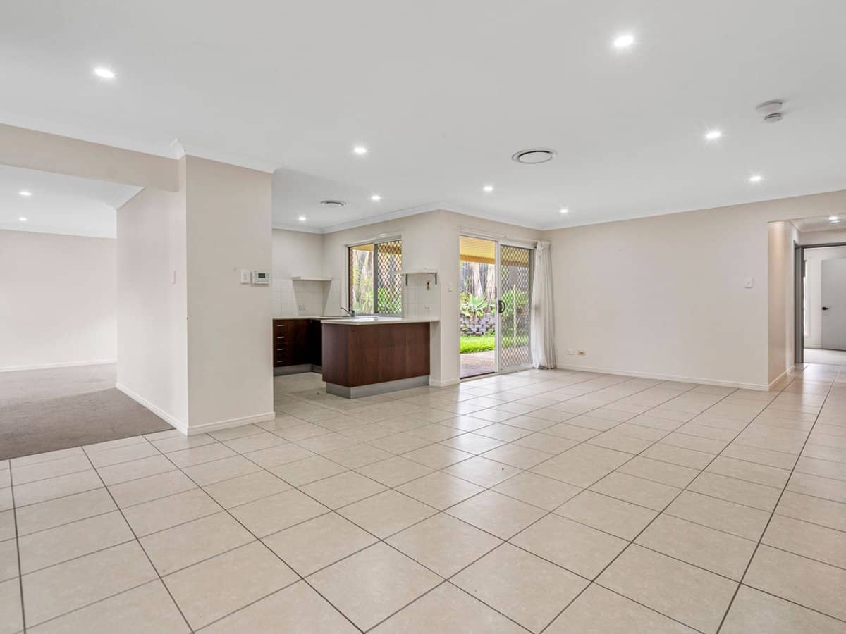 17 Lancelot Crescent, ORMEAU - Thumbnail 6