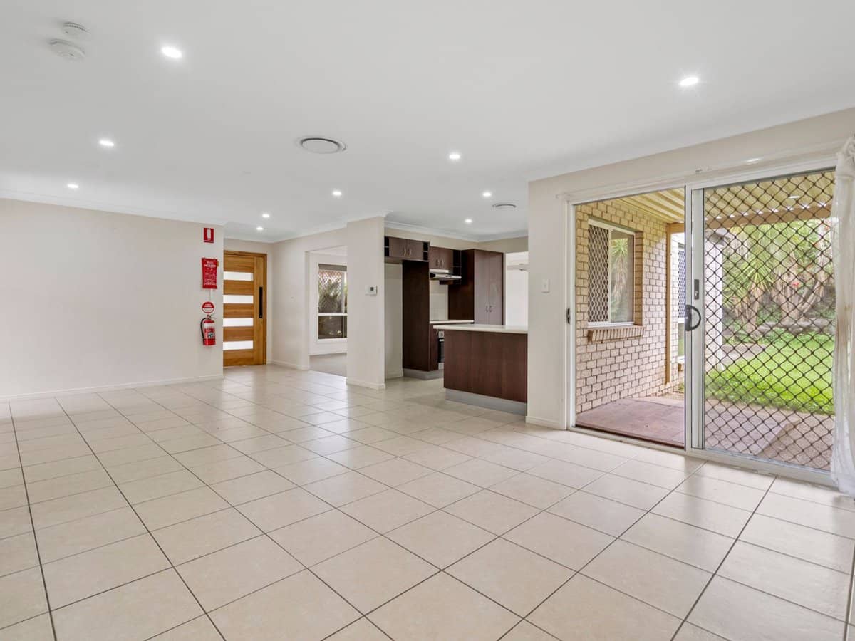 17 Lancelot Crescent, ORMEAU - Thumbnail 7