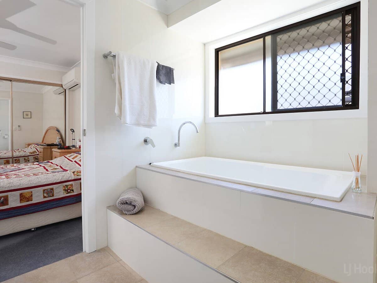 18 BURRENDONG Road, COOMBABAH - Thumbnail 17