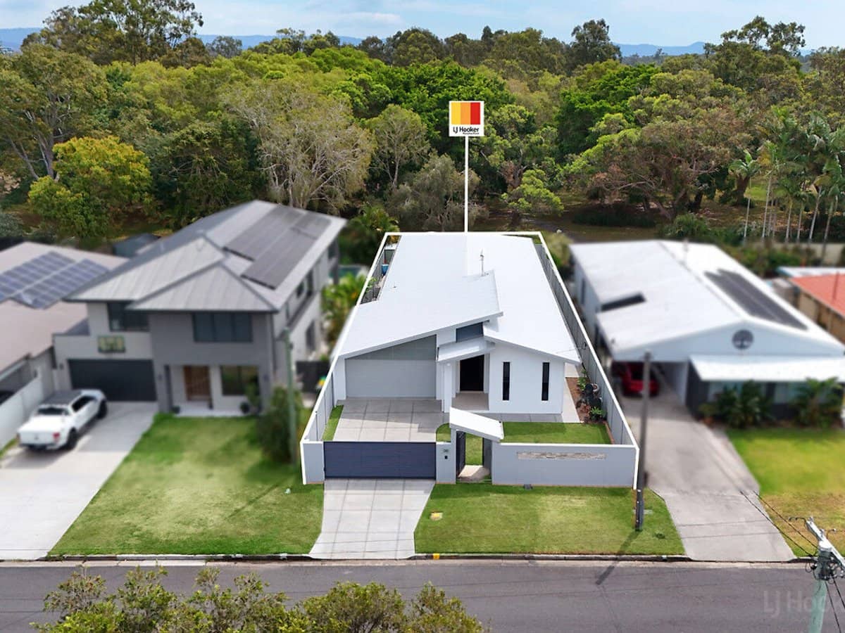38 Deagon Drive, RUNAWAY BAY - Thumbnail 1