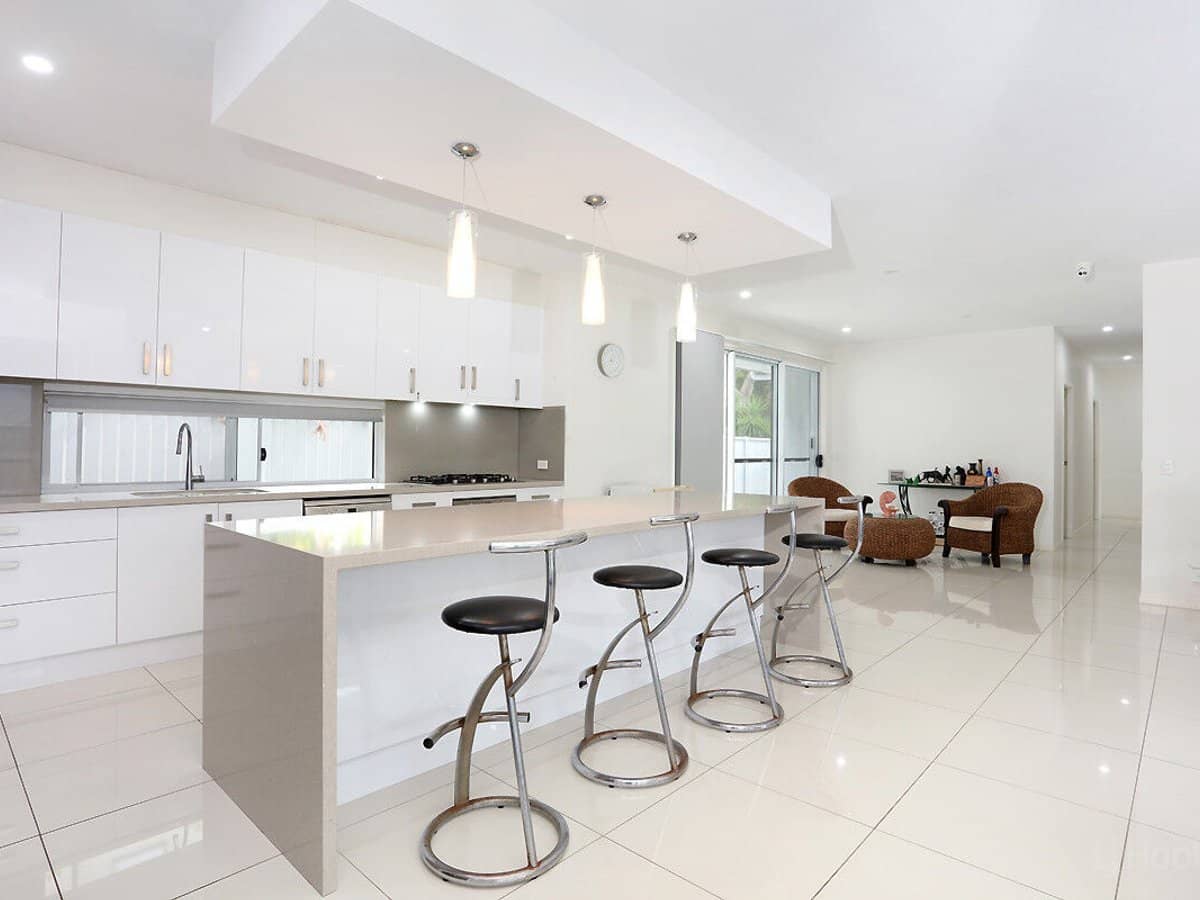 38 Deagon Drive, RUNAWAY BAY - Thumbnail 2