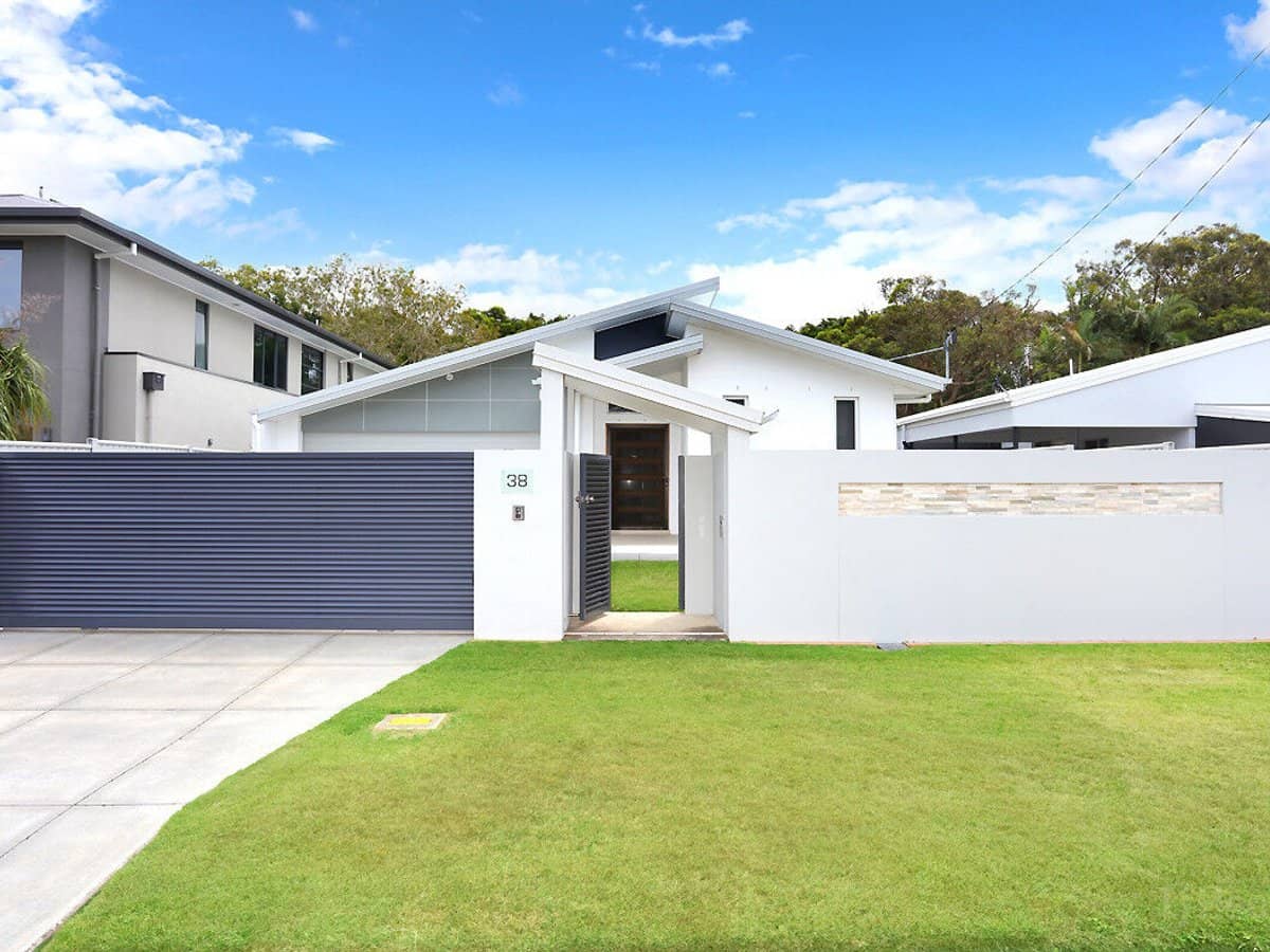 38 Deagon Drive, RUNAWAY BAY - Thumbnail 3