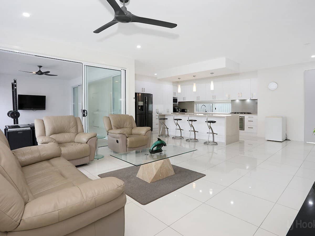 38 Deagon Drive, RUNAWAY BAY - Thumbnail 4