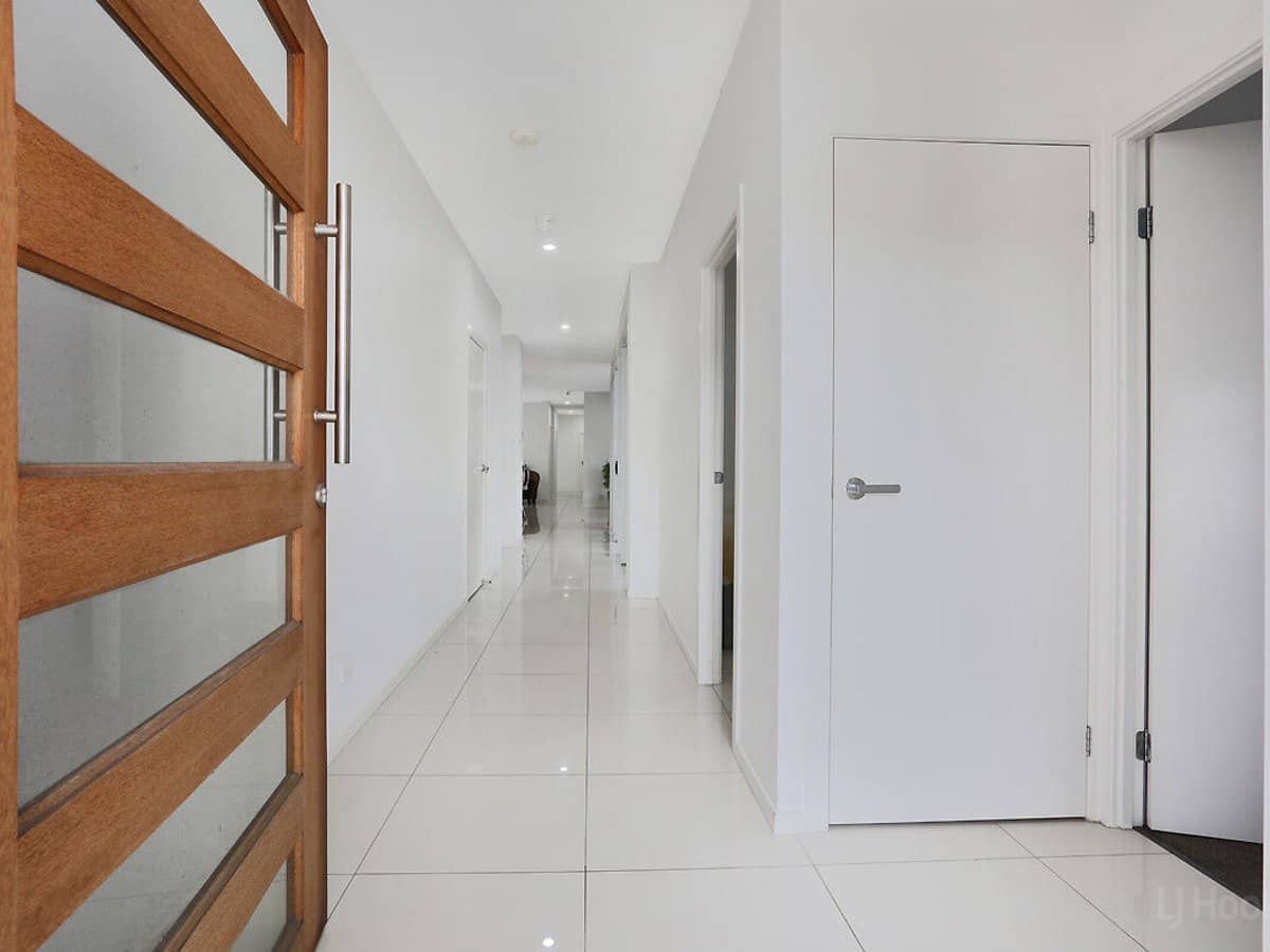 38 Deagon Drive, RUNAWAY BAY - Thumbnail 5