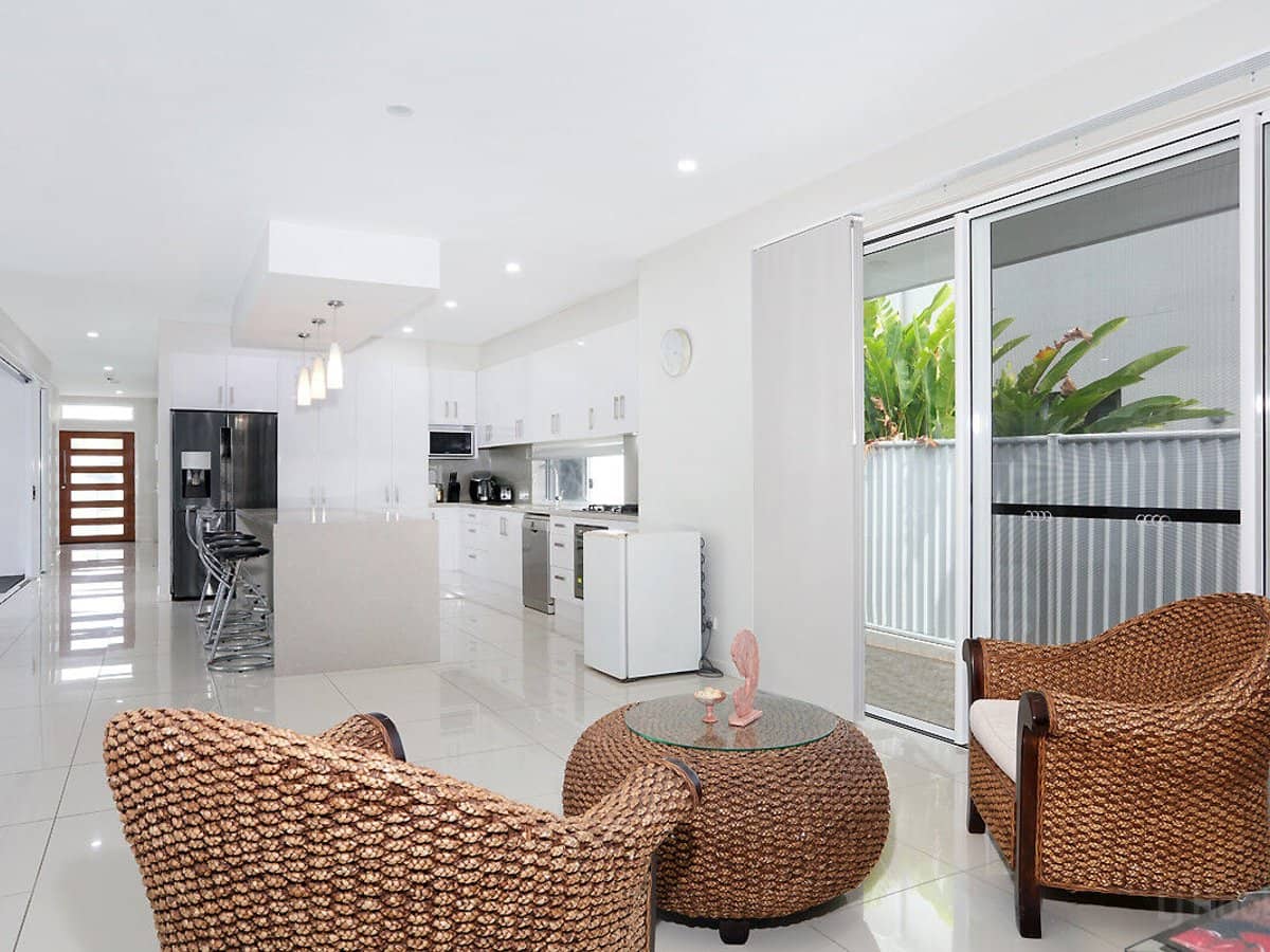 38 Deagon Drive, RUNAWAY BAY - Thumbnail 6