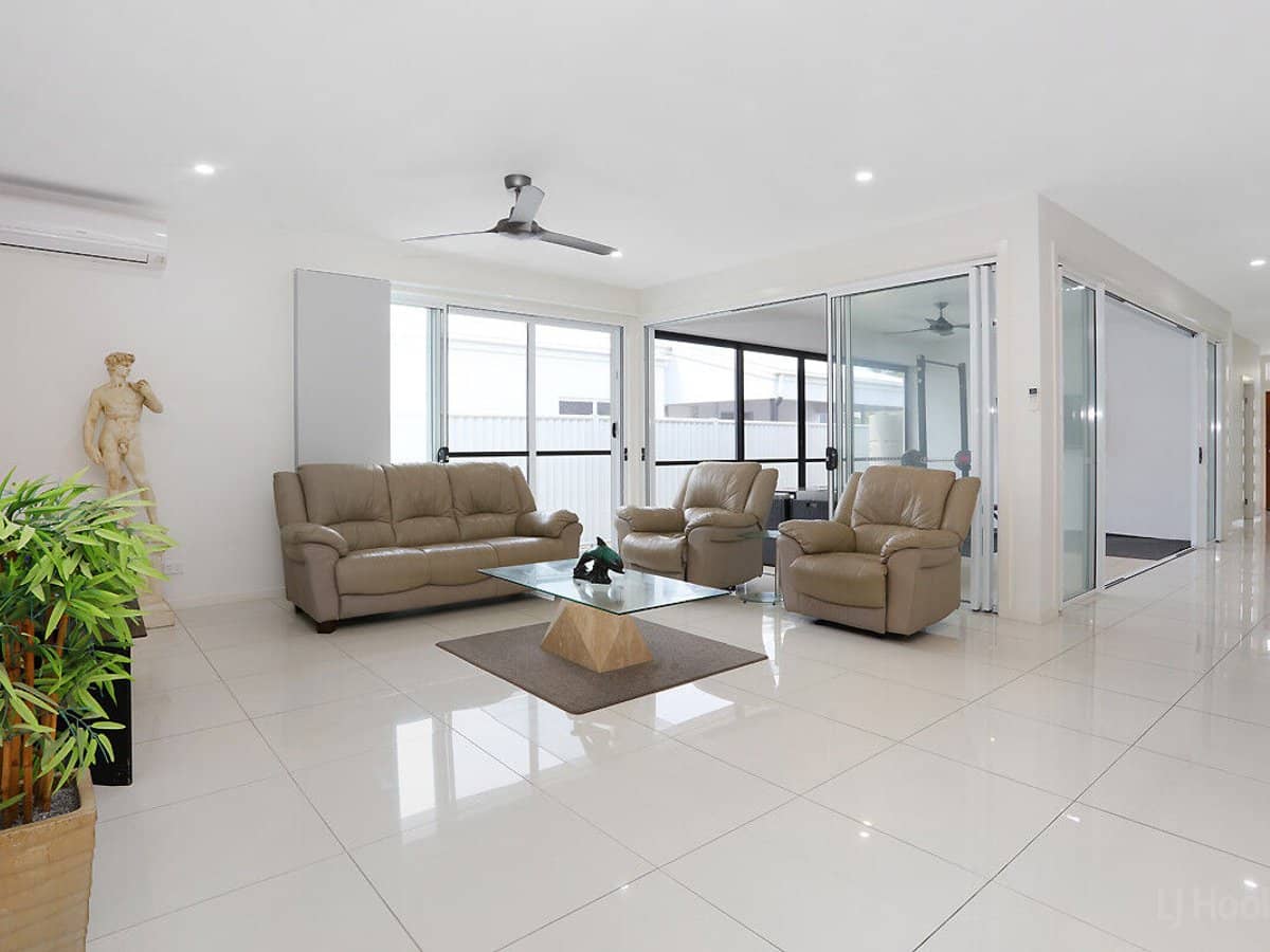 38 Deagon Drive, RUNAWAY BAY - Thumbnail 7