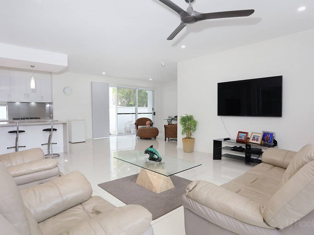 38 Deagon Drive, RUNAWAY BAY - Thumbnail 9