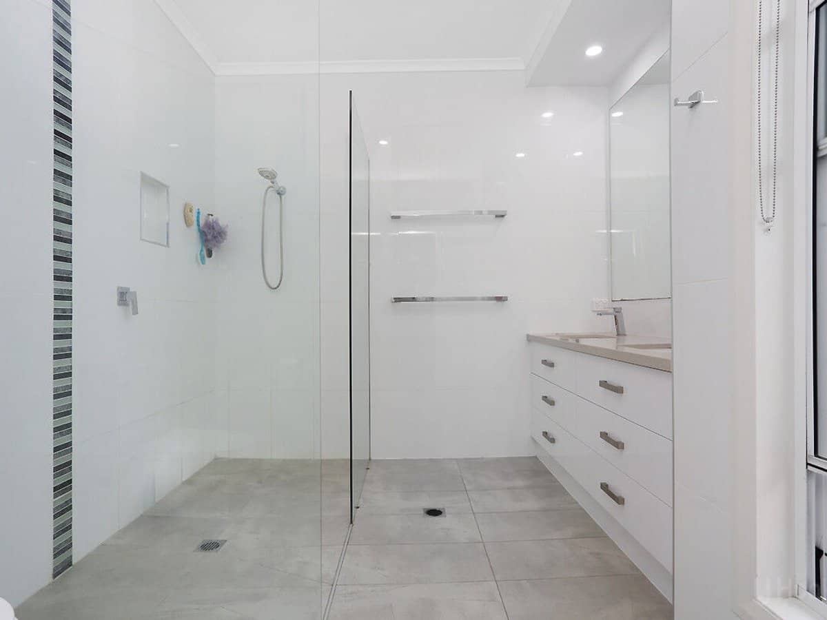 38 Deagon Drive, RUNAWAY BAY - Thumbnail 16