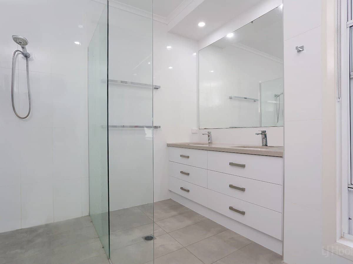 38 Deagon Drive, RUNAWAY BAY - Thumbnail 17