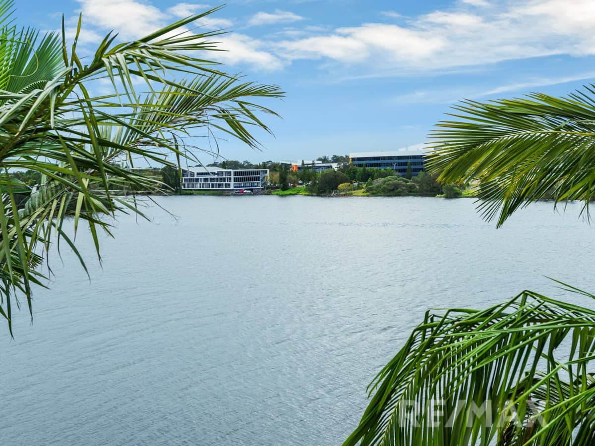 251 Varsity Parade, VARSITY LAKES - Thumbnail 1