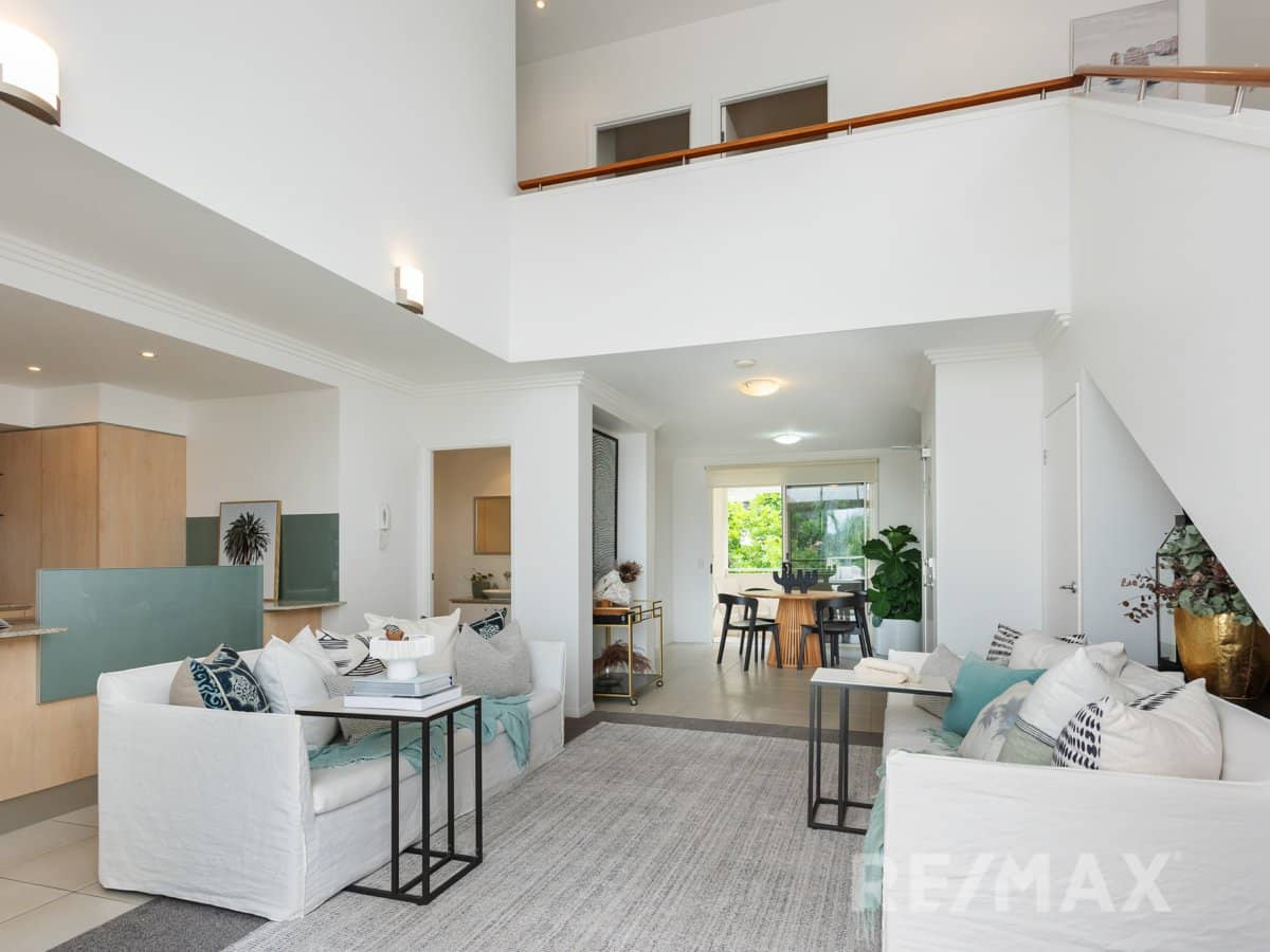 251 Varsity Parade, VARSITY LAKES - Thumbnail 2