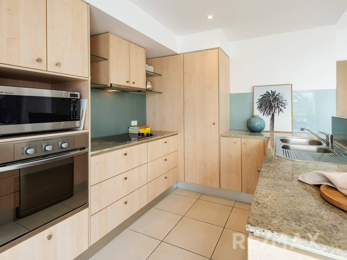 251 Varsity Parade, VARSITY LAKES - Thumbnail 4