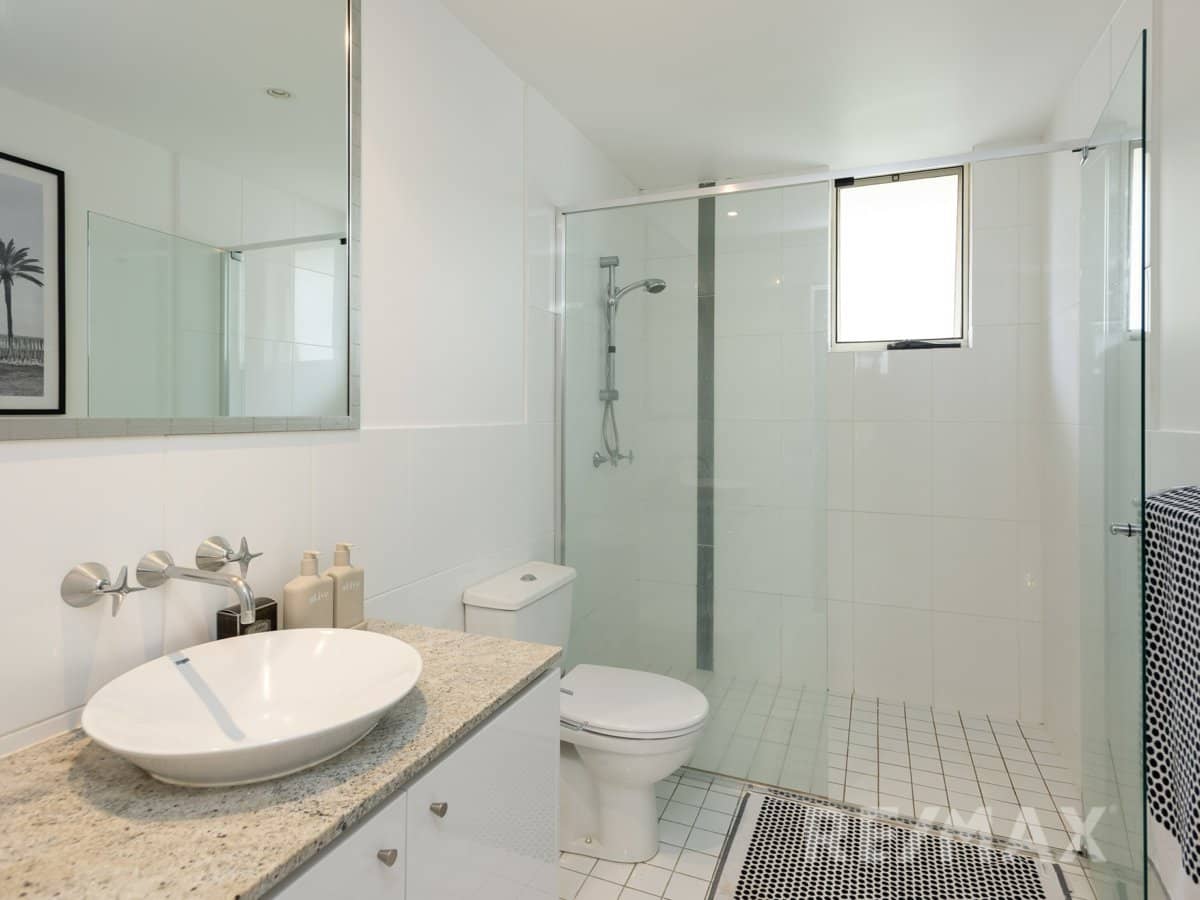 251 Varsity Parade, VARSITY LAKES - Thumbnail 16