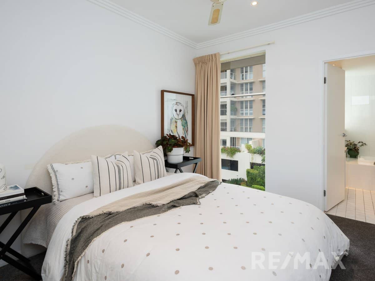 251 Varsity Parade, VARSITY LAKES - Thumbnail 17