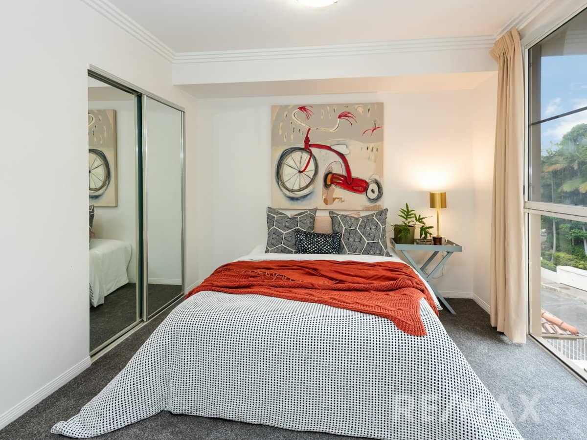 251 Varsity Parade, VARSITY LAKES - Thumbnail 18