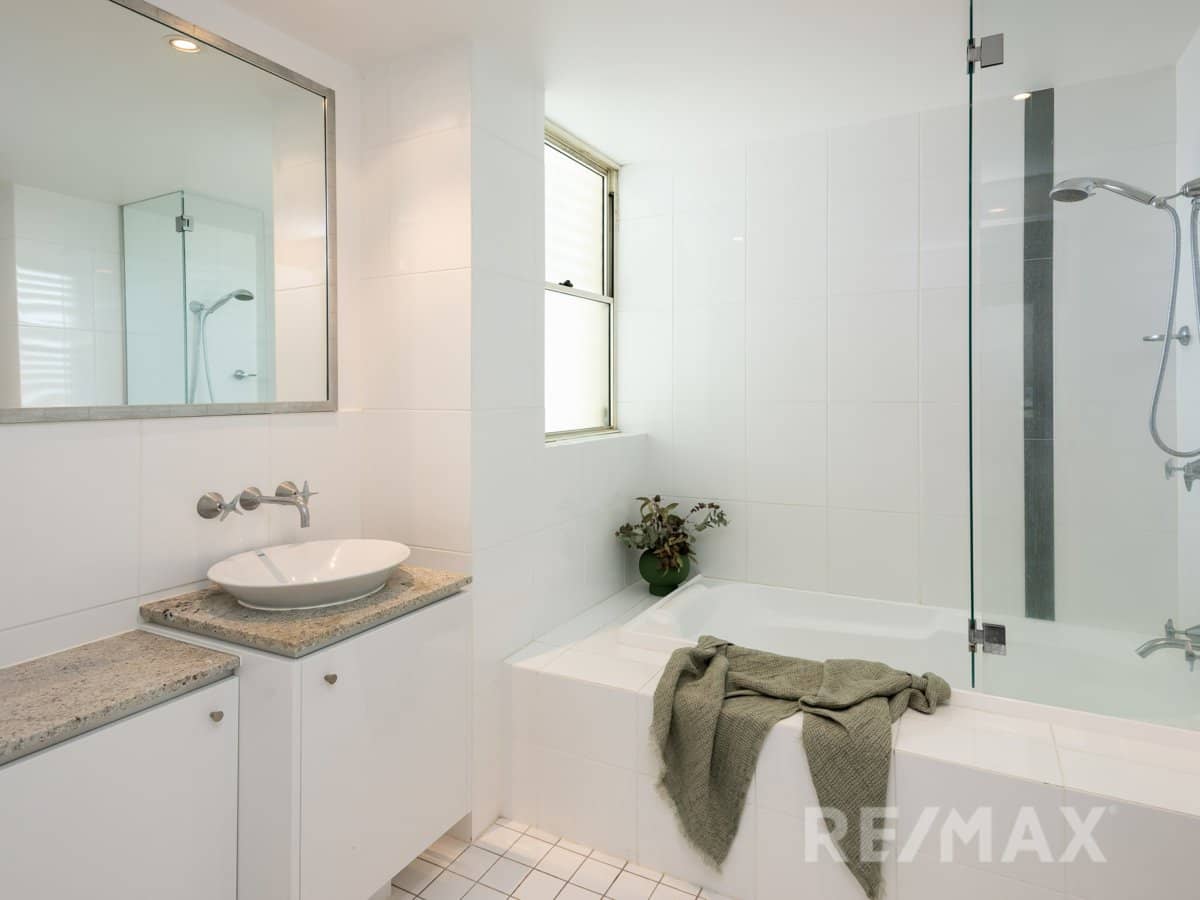 251 Varsity Parade, VARSITY LAKES - Thumbnail 20