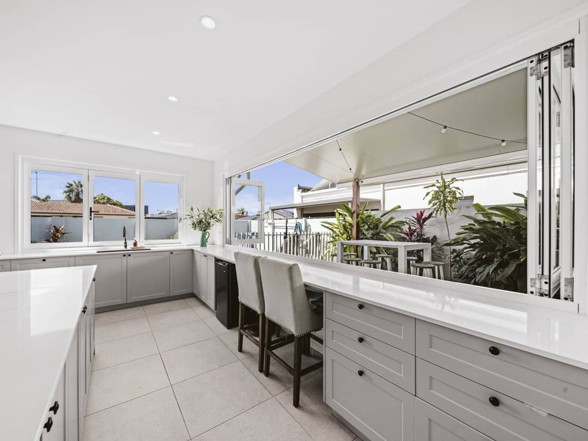 6 Dotterel Drive, BURLEIGH WATERS - Thumbnail 2