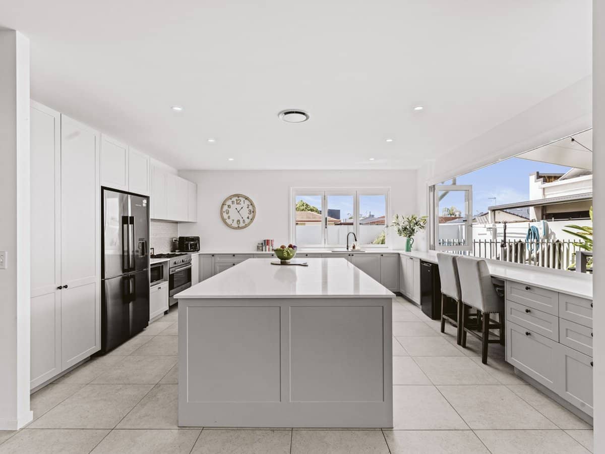 6 Dotterel Drive, BURLEIGH WATERS - Thumbnail 3