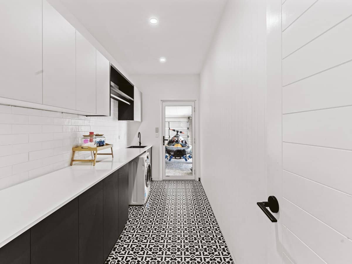 6 Dotterel Drive, BURLEIGH WATERS - Thumbnail 6