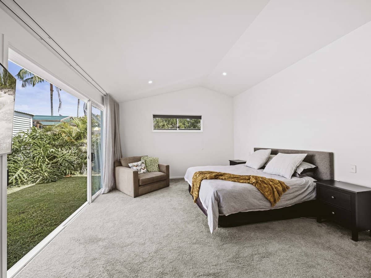 6 Dotterel Drive, BURLEIGH WATERS - Thumbnail 9