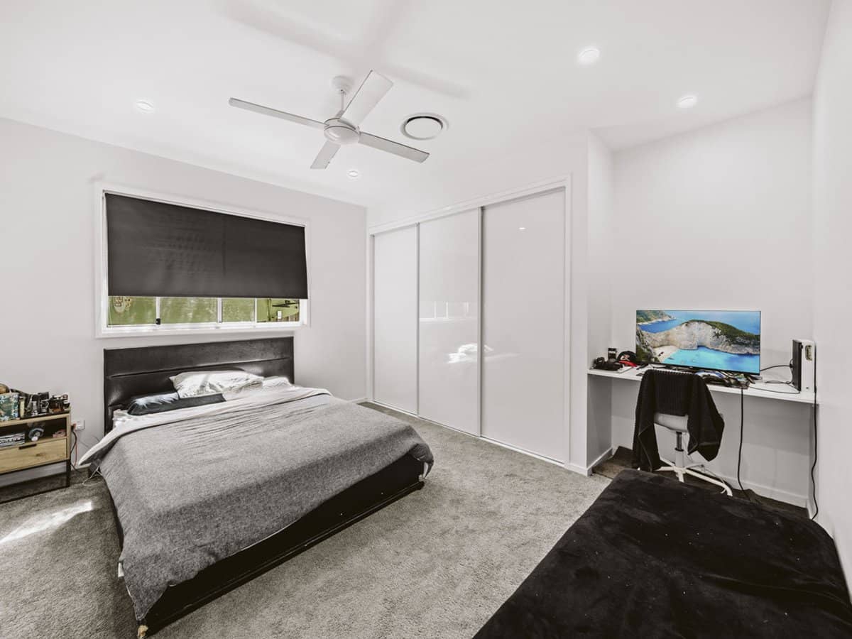 6 Dotterel Drive, BURLEIGH WATERS - Thumbnail 12