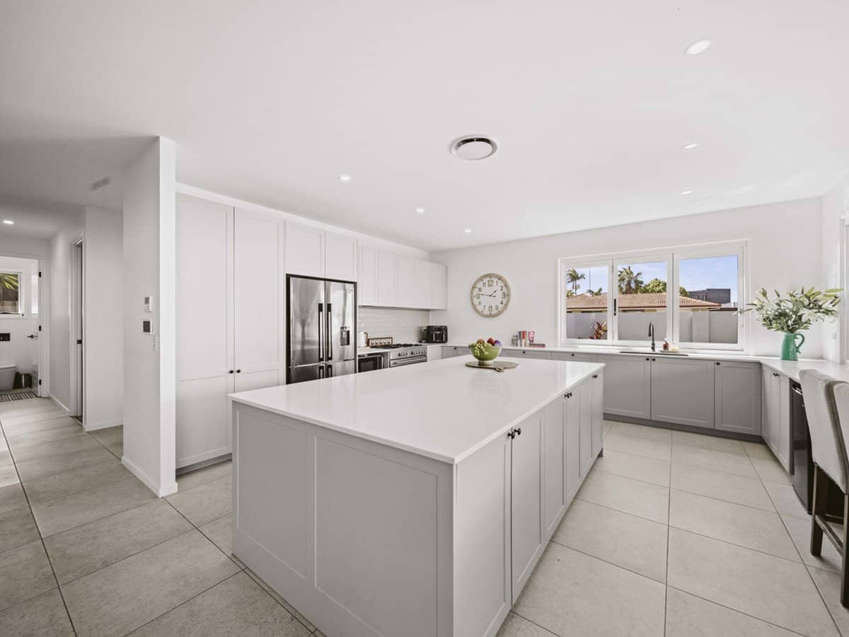 6 Dotterel Drive, BURLEIGH WATERS - Thumbnail 16