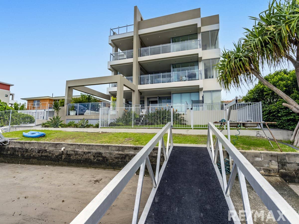 11 Canal Avenue, RUNAWAY BAY - Thumbnail 1