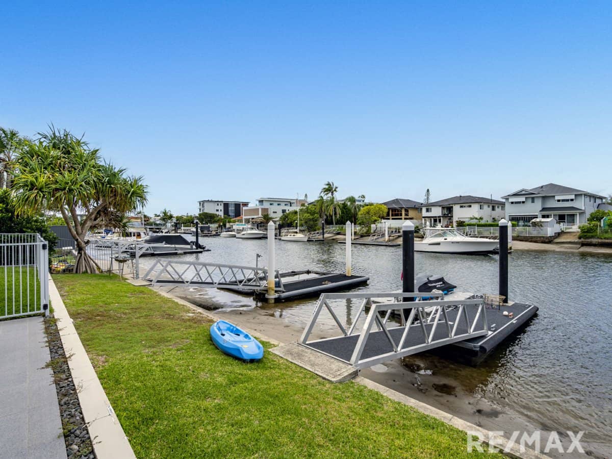 11 Canal Avenue, RUNAWAY BAY - Thumbnail 2