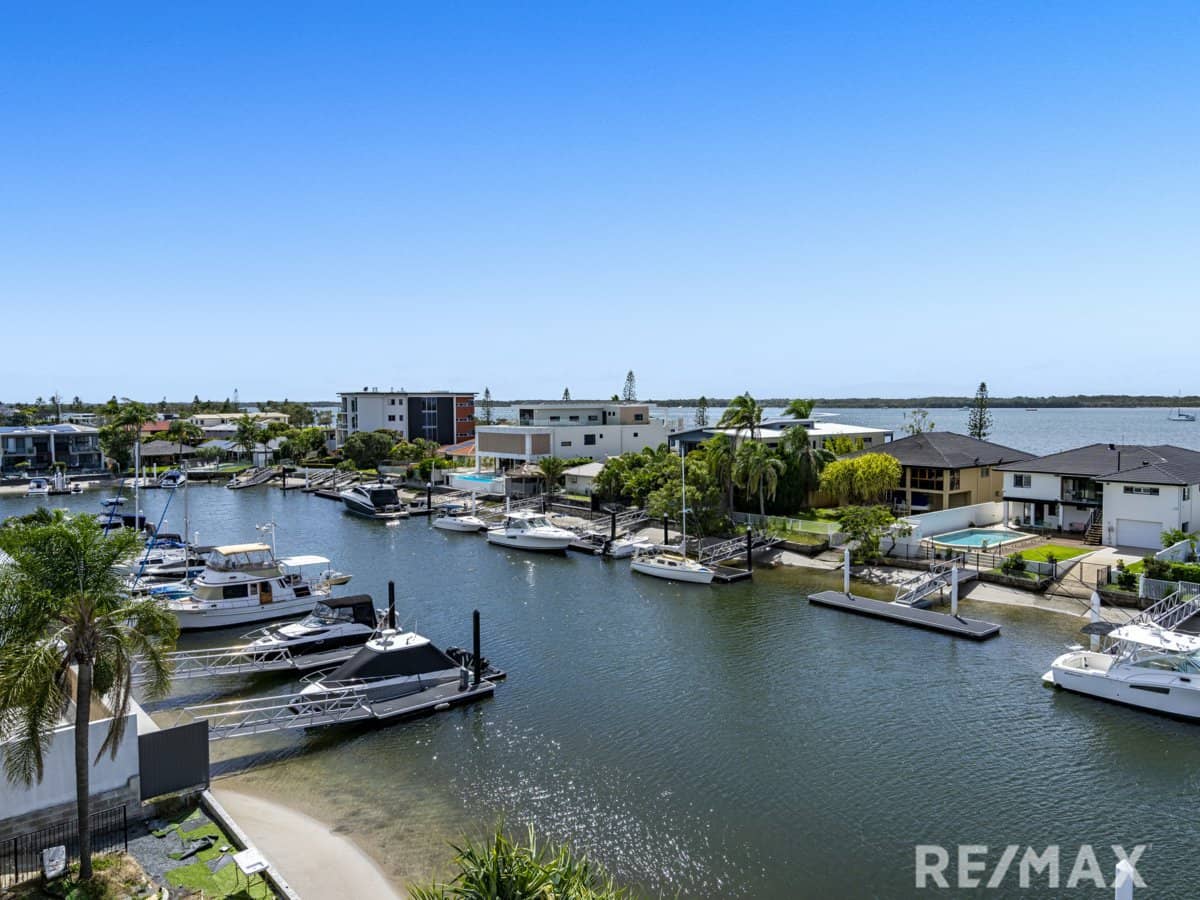 11 Canal Avenue, RUNAWAY BAY - Thumbnail 3