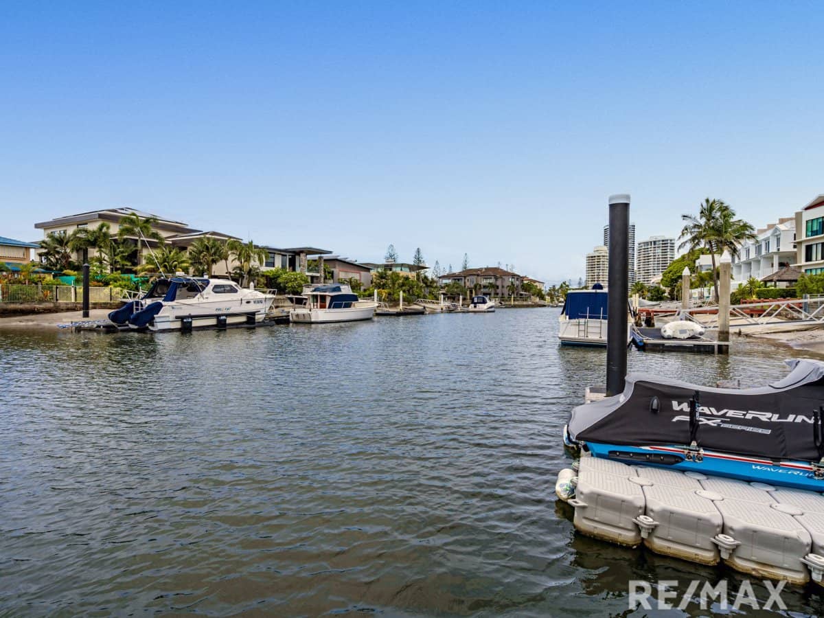 11 Canal Avenue, RUNAWAY BAY - Thumbnail 4