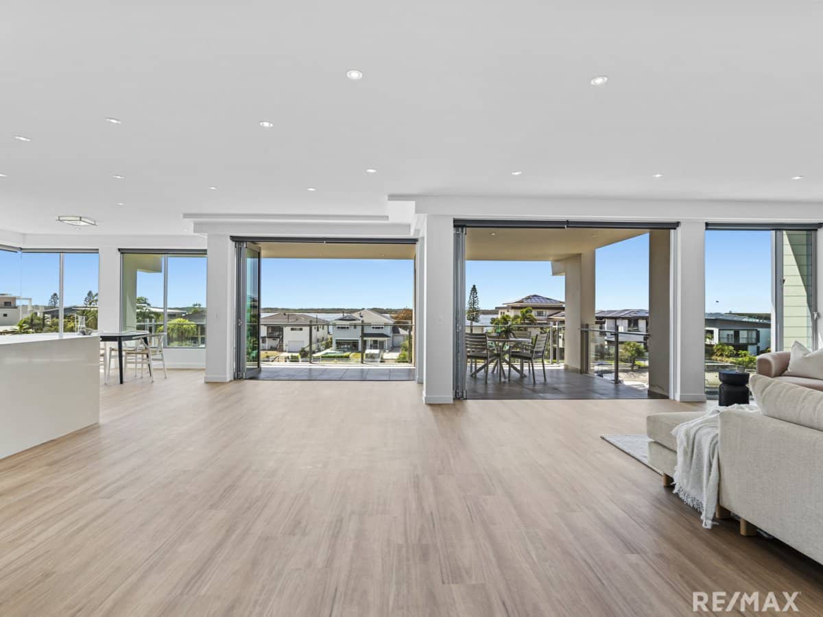 11 Canal Avenue, RUNAWAY BAY - Thumbnail 6