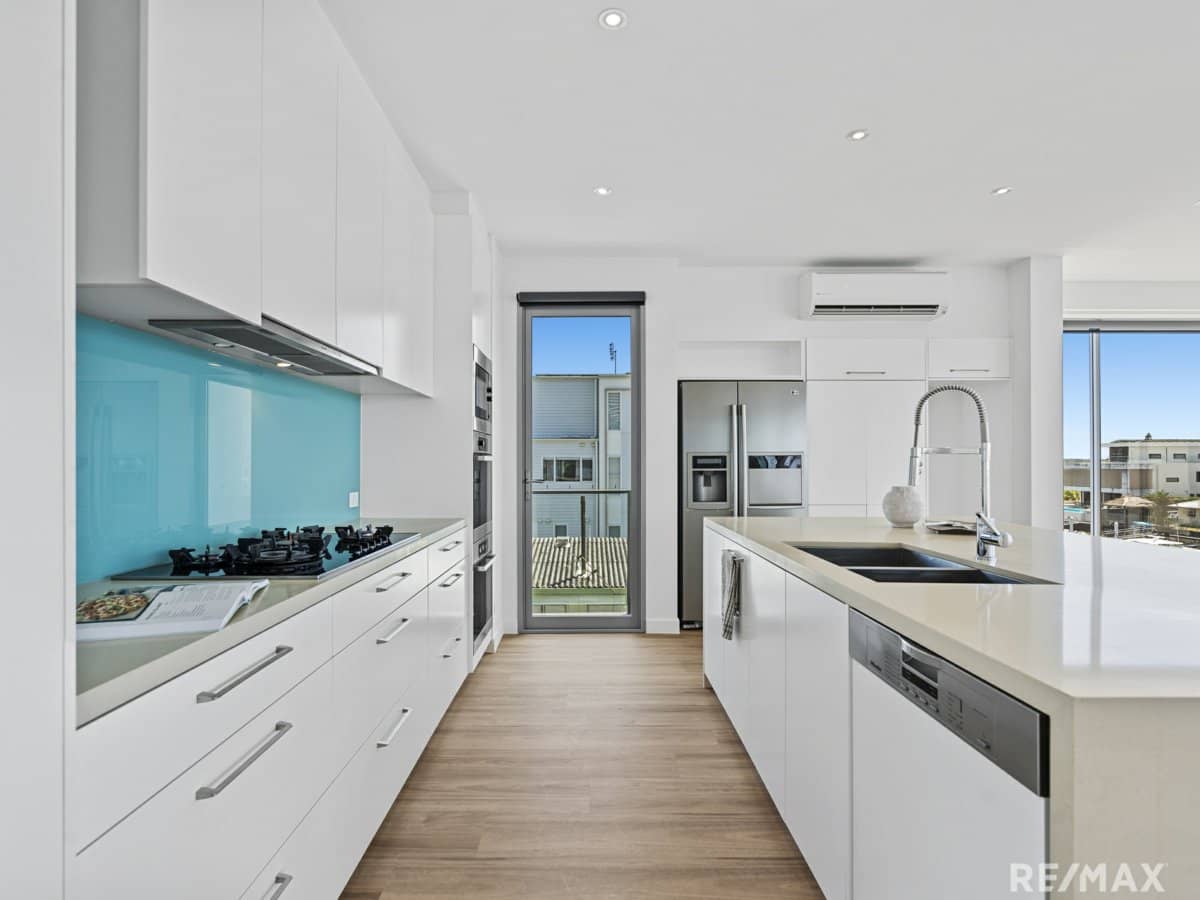 11 Canal Avenue, RUNAWAY BAY - Thumbnail 9