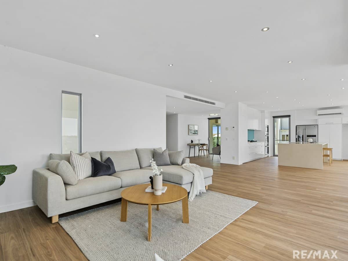 11 Canal Avenue, RUNAWAY BAY - Thumbnail 12