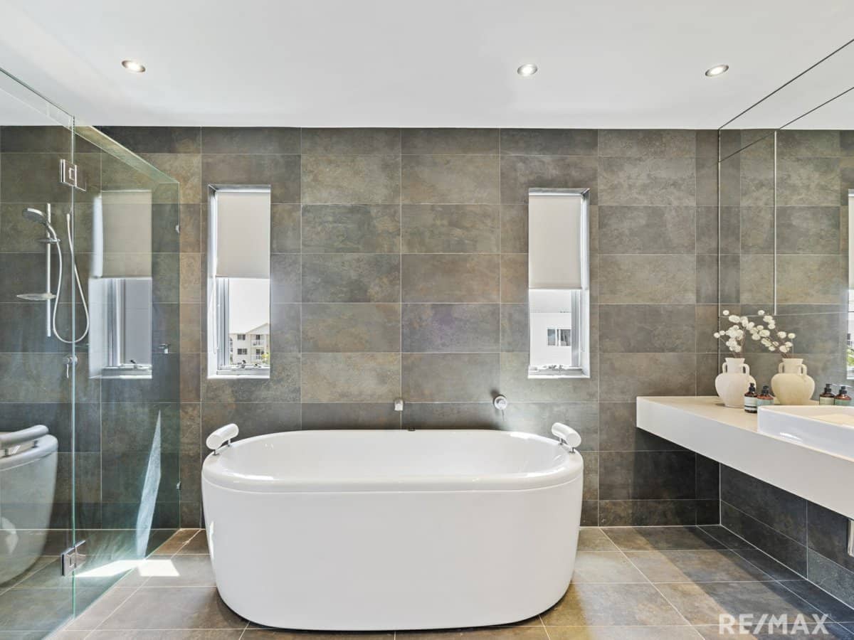 11 Canal Avenue, RUNAWAY BAY - Thumbnail 15