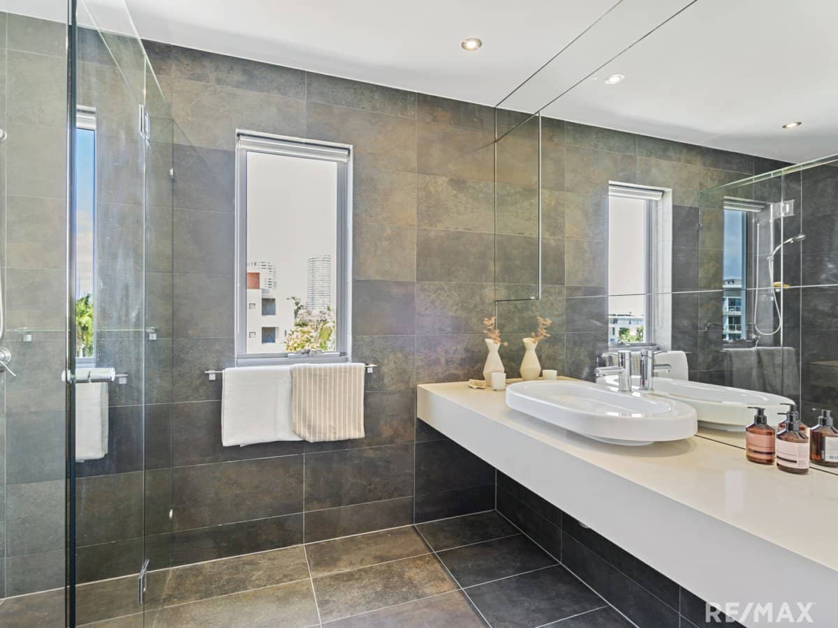 11 Canal Avenue, RUNAWAY BAY - Thumbnail 17