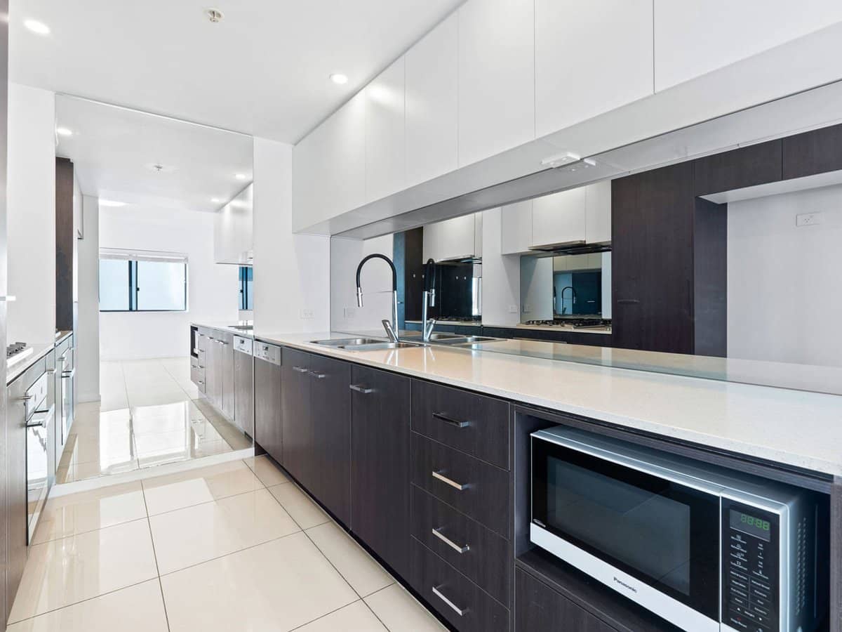 25-31 East Quay Drive, BIGGERA WATERS - Thumbnail 1