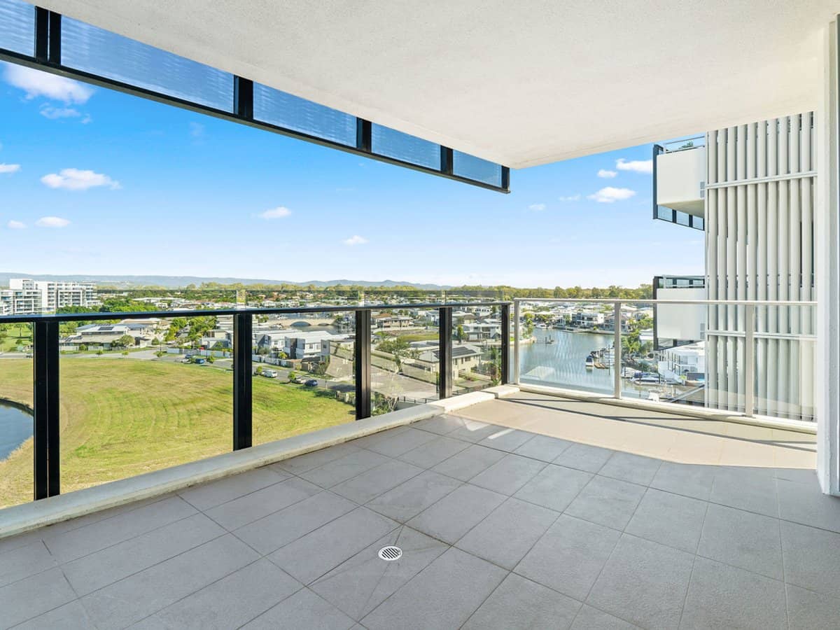 25-31 East Quay Drive, BIGGERA WATERS - Thumbnail 2