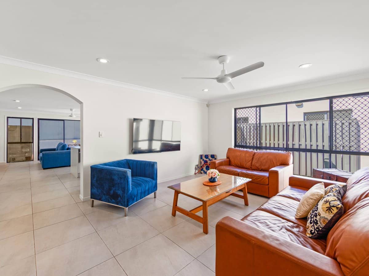 21 Blackwattle Circuit, ARUNDEL - Thumbnail 2