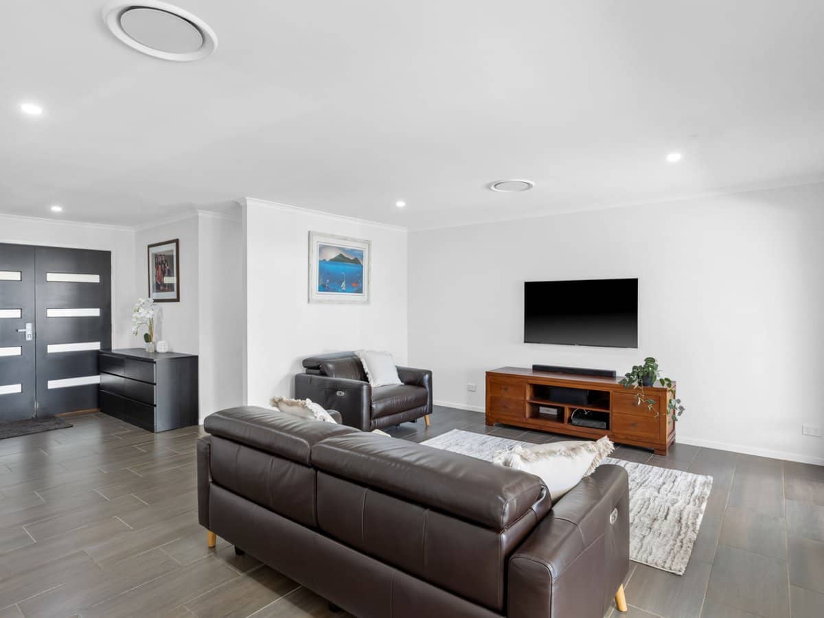 7 Kentucky Crescent, OXENFORD - Thumbnail 5